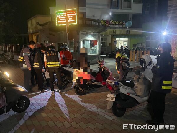 ▲善化警與環保局、監理站在新市國小前進行夜間聯合稽查,以口袋式攔查方式取締噪音車輛。(記者林東良翻攝,下同)