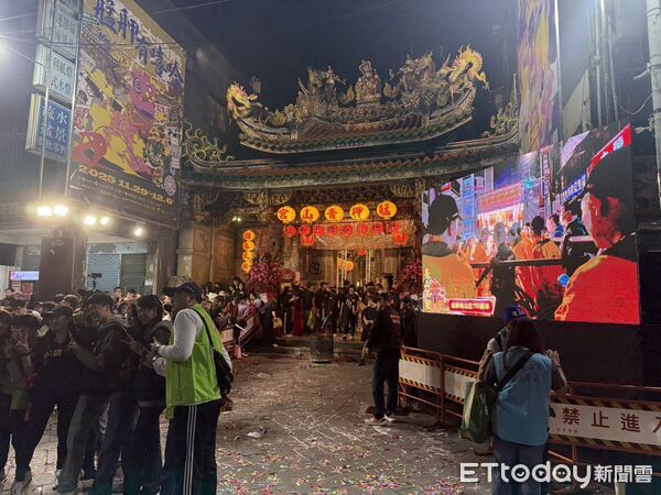 ▲▼青山宮遶境竟然出現偷拍狼,當場被民眾抓包交給警方。(圖/記者邱中岳翻攝)