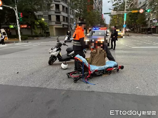 ▲▼「要遲到了!」松山警趕上班出車禍 撞死闖燈婦。(圖/記者張君豪翻攝)