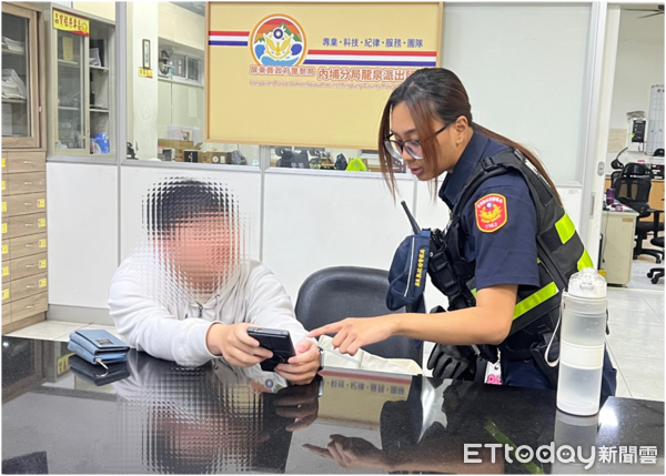 ▲內埔警方協助簡姓大學生處理信用卡被盜刷。(圖/記者陳崑福翻攝)