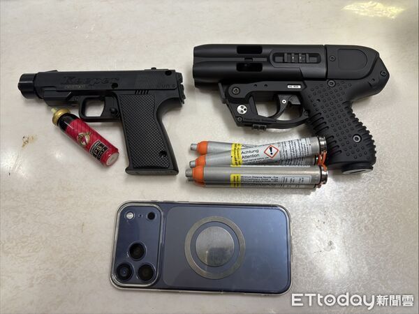 ▲▼宋志宏拔出插在腰間的槍恐嚇弟弟,對弟弟揮拳毆打,警方到場詢問宋志宏(紅圈),弟弟(箭頭)在旁描述事發經過,警方事後在宋志宏保時捷車內找到2把辣椒槍 。(圖/記者陳以昇翻攝)