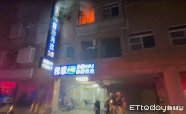 ▲台南市安南區郡安路分租套房凌晨傳出火警,3樓冷氣機起火冒出濃煙,警消迅速到場搶救,現場救出2名住戶,其中1名20歲男子嗆傷送醫。(圖/記者林東良翻攝,下同)