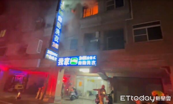 ▲台南市安南區郡安路分租套房凌晨傳出火警,3樓冷氣機起火冒出濃煙,警消迅速到場搶救,現場救出2名住戶,其中1名20歲男子嗆傷送醫。(圖/記者林東良翻攝,下同)