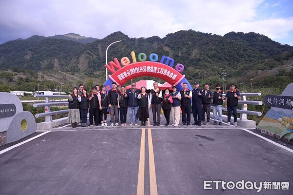 ▲▼花蓮富里鄉永豐村蚊仔洞橋因前年遭受海葵颱風侵襲沉陷,歷經2年原址重建完工,花蓮縣政府舉辦通車典禮。(圖/花蓮縣政府提供,下同)
