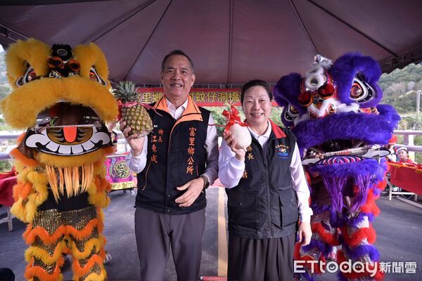 ▲▼花蓮富里鄉永豐村蚊仔洞橋因前年遭受海葵颱風侵襲沉陷,歷經2年原址重建完工,花蓮縣政府舉辦通車典禮。(圖/花蓮縣政府提供,下同)