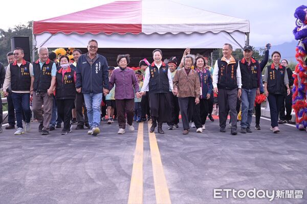 ▲▼花蓮富里鄉永豐村蚊仔洞橋因前年遭受海葵颱風侵襲沉陷,歷經2年原址重建完工,花蓮縣政府舉辦通車典禮。(圖/花蓮縣政府提供,下同)