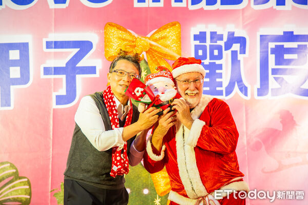 ▲嘉藥舉行「粉亮甲子」聖誕點燈儀式,粉色燈海照亮校園。(記者林東良翻攝,下同)