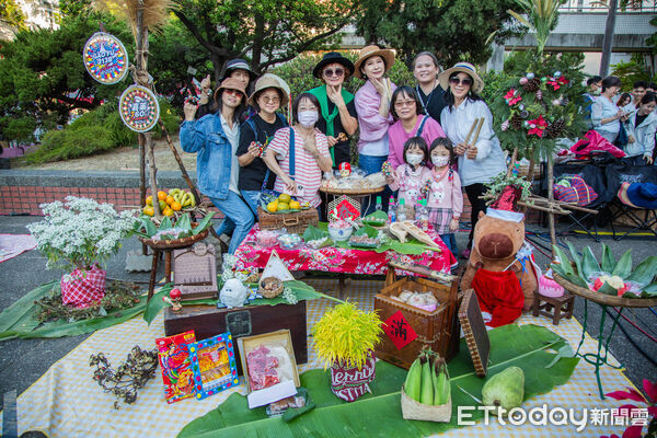 ▲嘉藥舉行「粉亮甲子」聖誕點燈儀式,粉色燈海照亮校園。(記者林東良翻攝,下同)