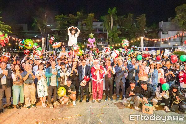 ▲嘉藥舉行「粉亮甲子」聖誕點燈儀式,粉色燈海照亮校園。(記者林東良翻攝,下同)