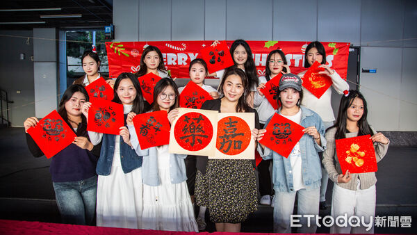 ▲嘉藥舉行「粉亮甲子」聖誕點燈儀式,粉色燈海照亮校園。(記者林東良翻攝,下同)