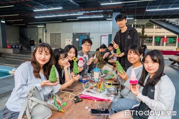 ▲嘉藥舉行「粉亮甲子」聖誕點燈儀式,粉色燈海照亮校園。(記者林東良翻攝,下同)