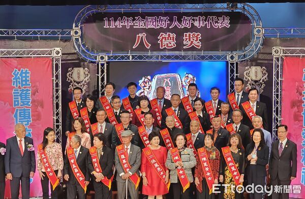 ▲王正坤醫師獲頒「2025年全國好人好事代表八德獎」,肯定其長年投入醫療公益與教育捐助。(記者林東良翻攝,下同)