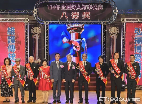 ▲王正坤醫師獲頒「2025年全國好人好事代表八德獎」,肯定其長年投入醫療公益與教育捐助。(記者林東良翻攝,下同)