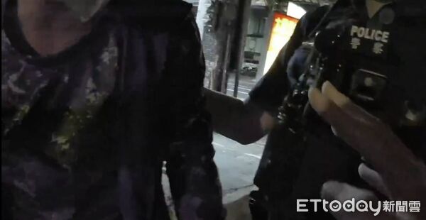 ▲▼有6條通的男子見警急奔街頭慘摔,心虛狂跳針「我違規什麼」。(圖/民眾提供,下同)