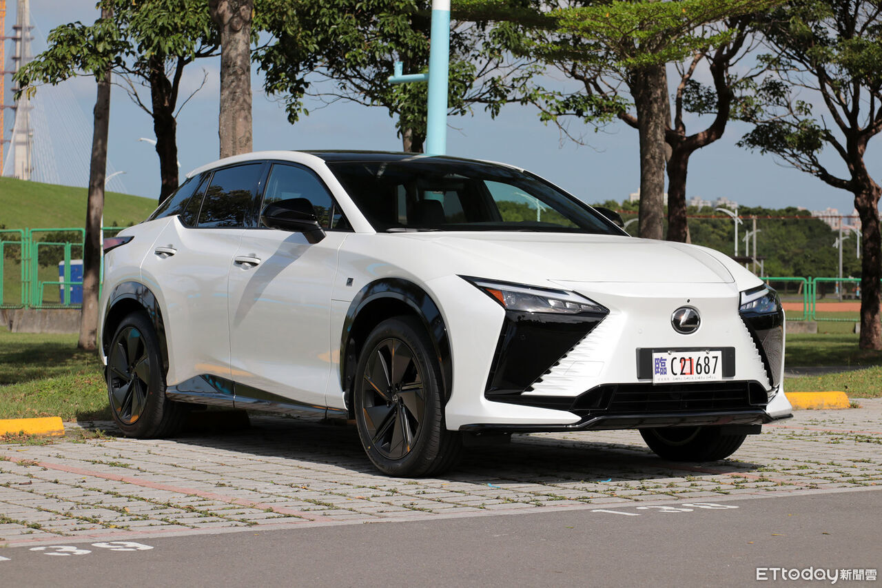 ▲215萬起!Lexus「全新RZ電動休旅」開賣+試駕 線控方向盤超帥。(圖/記者張慶輝攝)