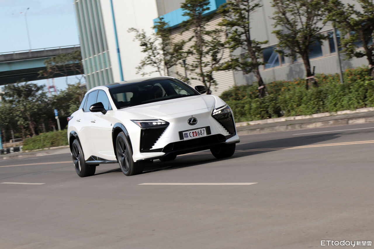 ▲215萬起!Lexus「全新RZ電動休旅」開賣+試駕 線控方向盤超帥。(圖/記者張慶輝攝)