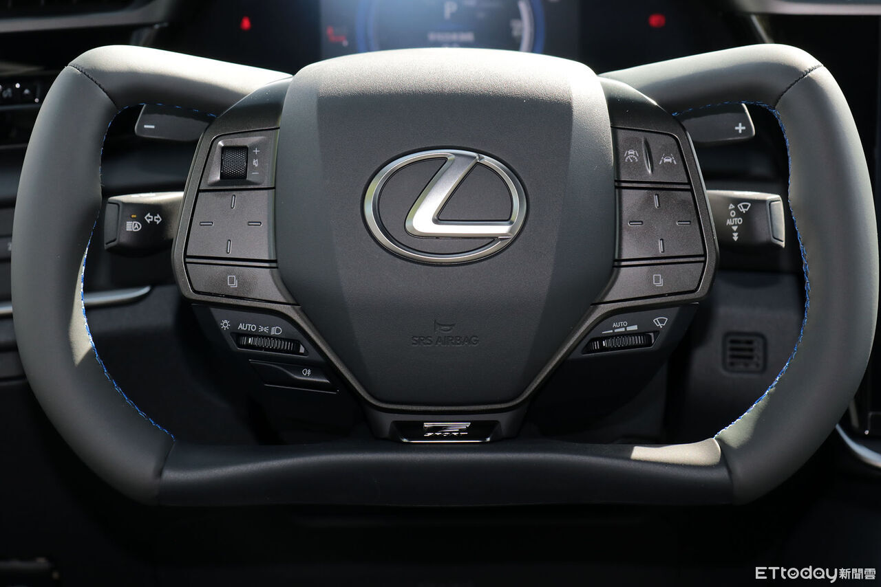 ▲215萬起!Lexus「全新RZ電動休旅」開賣+試駕 線控方向盤超帥。(圖/記者張慶輝攝)