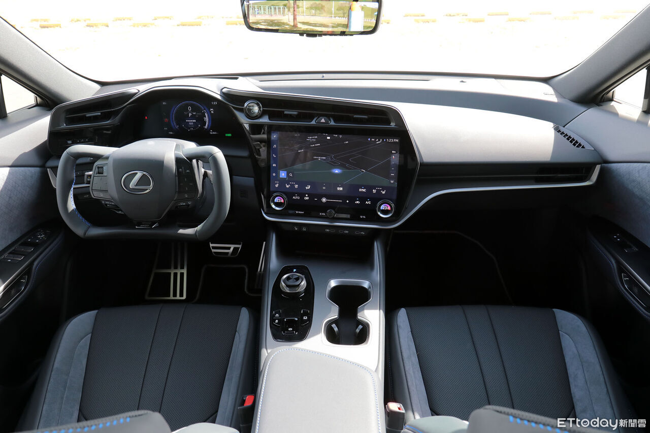 ▲215萬起!Lexus「全新RZ電動休旅」開賣+試駕 線控方向盤超帥。(圖/記者張慶輝攝)