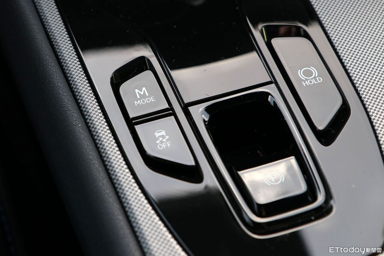 ▲215萬起!Lexus「全新RZ電動休旅」開賣+試駕 線控方向盤超帥。(圖/記者張慶輝攝)