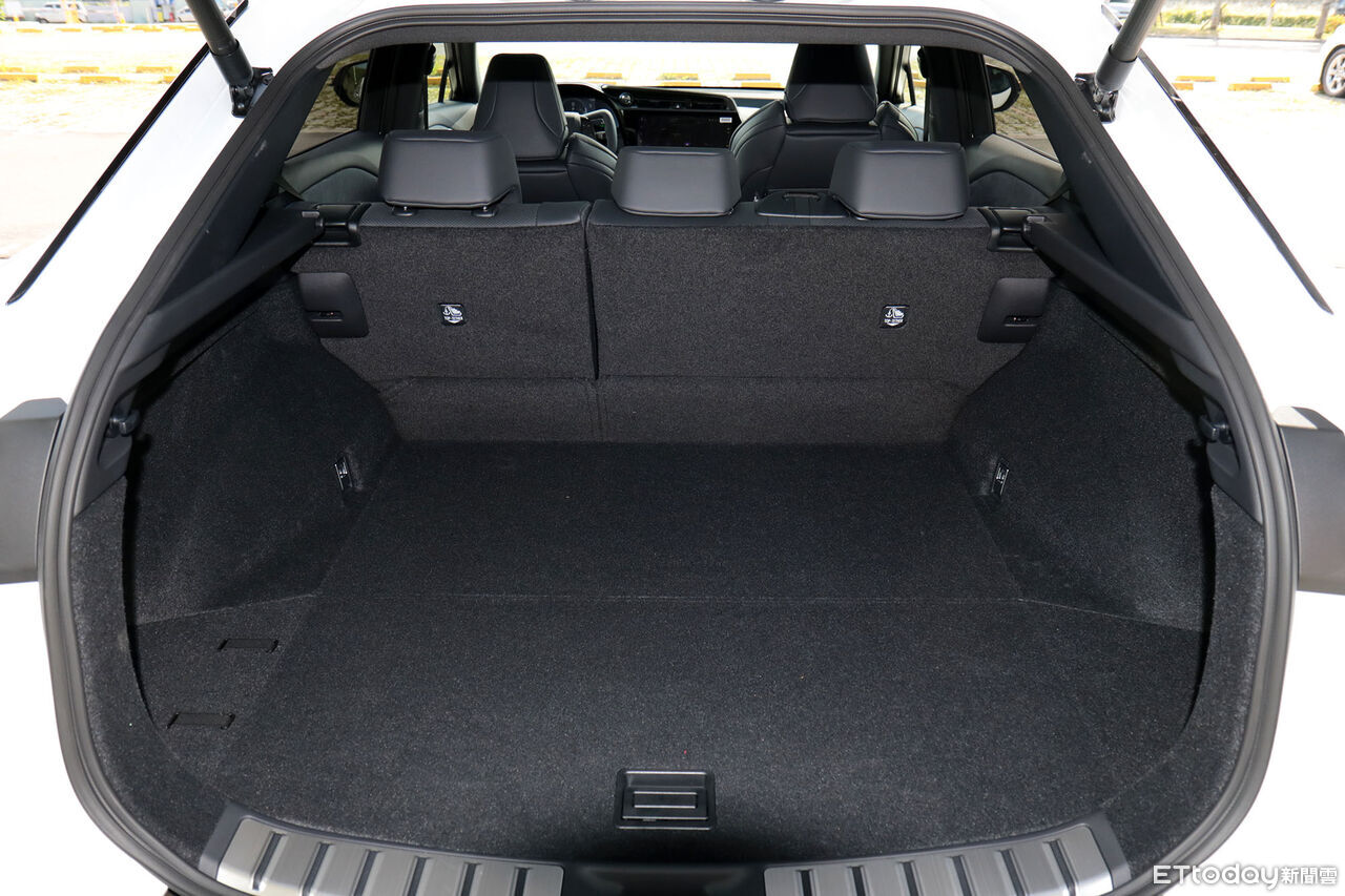 ▲215萬起!Lexus「全新RZ電動休旅」開賣+試駕 線控方向盤超帥。(圖/記者張慶輝攝)