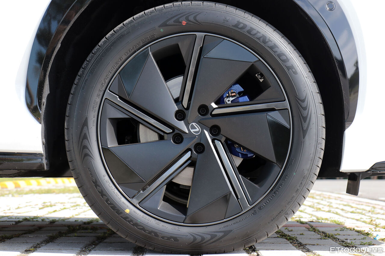 ▲215萬起!Lexus「全新RZ電動休旅」開賣+試駕 線控方向盤超帥。(圖/記者張慶輝攝)