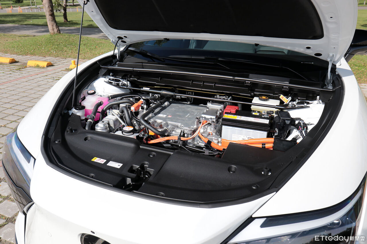 ▲215萬起!Lexus「全新RZ電動休旅」開賣+試駕 線控方向盤超帥。(圖/記者張慶輝攝)