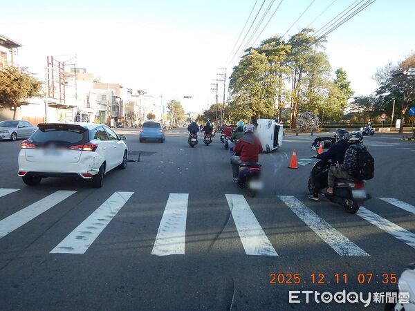 ▲台中轎車追撞「側翻滑壘」再擊落2騎士 奇景「立筊」不倒。(圖/記者許權毅翻攝)