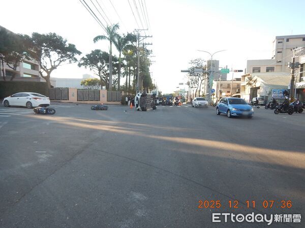 ▲台中轎車追撞「側翻滑壘」再擊落2騎士 奇景「立筊」不倒。(圖/記者許權毅翻攝)