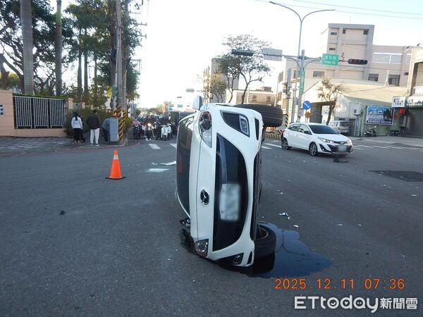 ▲台中轎車追撞「側翻滑壘」再擊落2騎士 奇景「立筊」不倒。(圖/記者許權毅翻攝)
