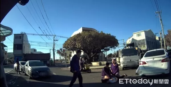 ▲麻豆警方在林鳳營火車站前布下警網,當場將前來取款的施姓車手壓制逮捕。(圖/記者林東良翻攝,下同)