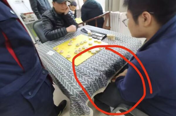 ▲▼陸棋手「比賽腿夾手機」 用軟體偷看下法作弊。(圖/翻攝微博)