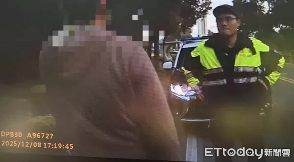 ▲金門通緝犯騎車搖搖晃晃被逮。(圖/記者鄭逢時翻攝,下同)