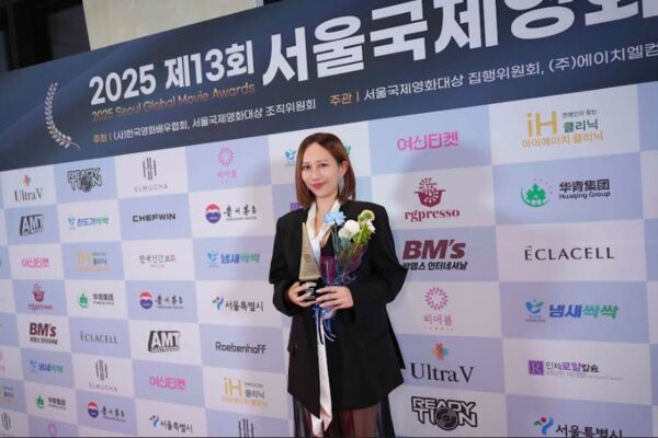 ▲▼ Mavis瑪菲司獲頒亞洲演員新人獎,Mavis瑪菲司合影偶像宋智孝。(圖/菲娛樂文創提供)