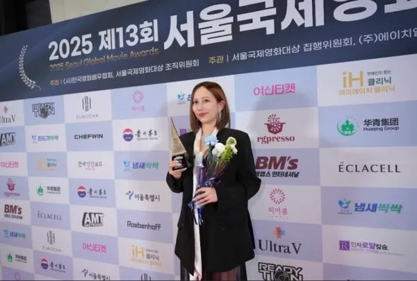 ▲▼ Mavis瑪菲司獲頒亞洲演員新人獎,Mavis瑪菲司合影偶像宋智孝。(圖/菲娛樂文創提供)