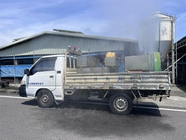 ▲彰化縣動物防疫所防堵禽流感疫情發放消毒藥水。(圖/動防所提供)