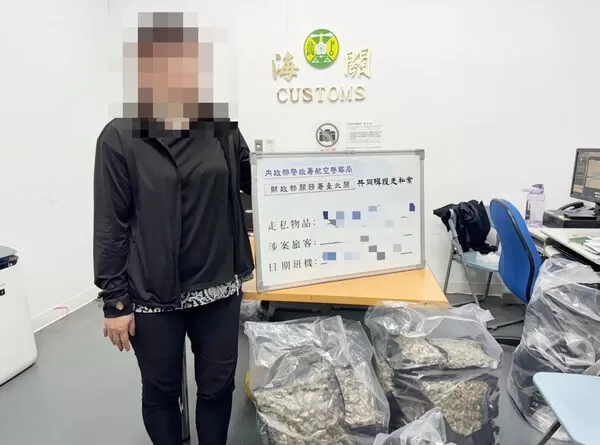 ▲吳姓女子今年10月間自泰國曼谷來台,入境桃園機場第一航廈時,託運行李被查出夾藏30餘包第二級毒品大麻花,總重量高達16.22公斤,市值初估逾3千萬元。(圖/航警局提供)