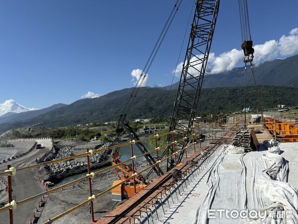 ▲▼縣長徐榛蔚會同玉里鎮長龔文俊主持「最後一支梁上梁」合攏祈福儀式。(圖/花蓮縣政府提供,下同)