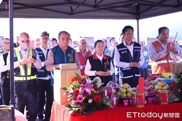 ▲▼縣長徐榛蔚會同玉里鎮長龔文俊主持「最後一支梁上梁」合攏祈福儀式。(圖/花蓮縣政府提供,下同)