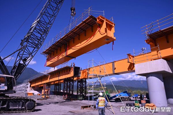 ▲▼縣長徐榛蔚會同玉里鎮長龔文俊主持「最後一支梁上梁」合攏祈福儀式。(圖/花蓮縣政府提供,下同)