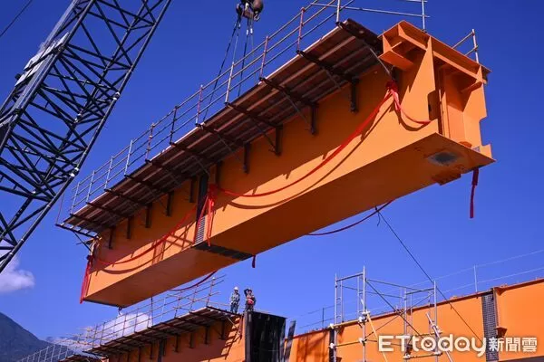 ▲▼縣長徐榛蔚會同玉里鎮長龔文俊主持「最後一支梁上梁」合攏祈福儀式。(圖/花蓮縣政府提供,下同)