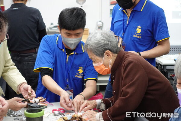 ▲豪棋建設連續八年與伊甸基金會合作,陪伴長輩手作聖誕花圈,為聖誕佳節增添溫暖。(圖/記者林東良翻攝,下同)