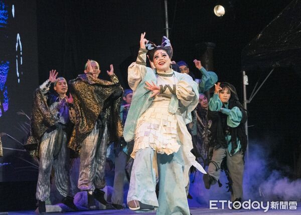 ▲▼ 紙風車藝術卡車開進竹崎,歌仔戲演出明晚熱鬧登場 。(圖/嘉義縣政府提供)