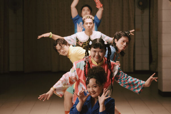 ▲▼ 金曲樂團同根生新歌邀原民YouTuber Ponay卜耐化身真人版「指仙」大跳手指舞。(圖/笙根蘭陽提供)