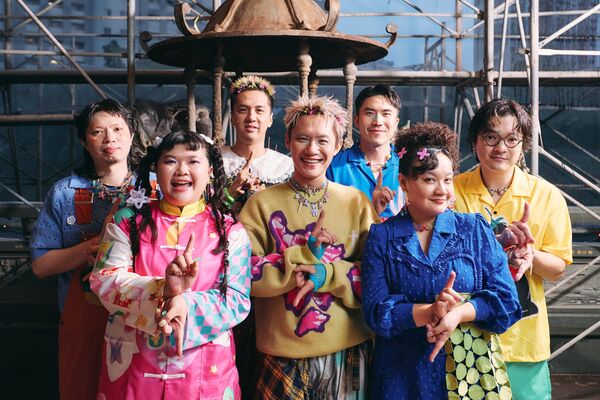 ▲▼ 金曲樂團同根生新歌邀原民YouTuber Ponay卜耐化身真人版「指仙」大跳手指舞。(圖/笙根蘭陽提供)