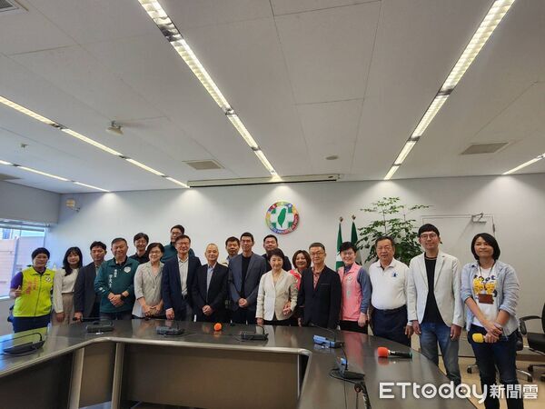 ▲盧秀燕現身民進黨團交接!當新總召周永鴻面掛保證「這件事」。(圖/記者游瓊華攝)