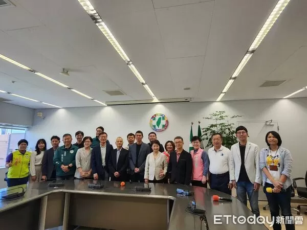 ▲盧秀燕現身民進黨團交接!當新總召周永鴻面掛保證「這件事」。(圖/記者游瓊華攝)