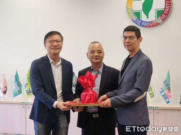 ▲盧秀燕現身民進黨團交接!當新總召周永鴻面掛保證「這件事」。(圖/記者游瓊華攝)