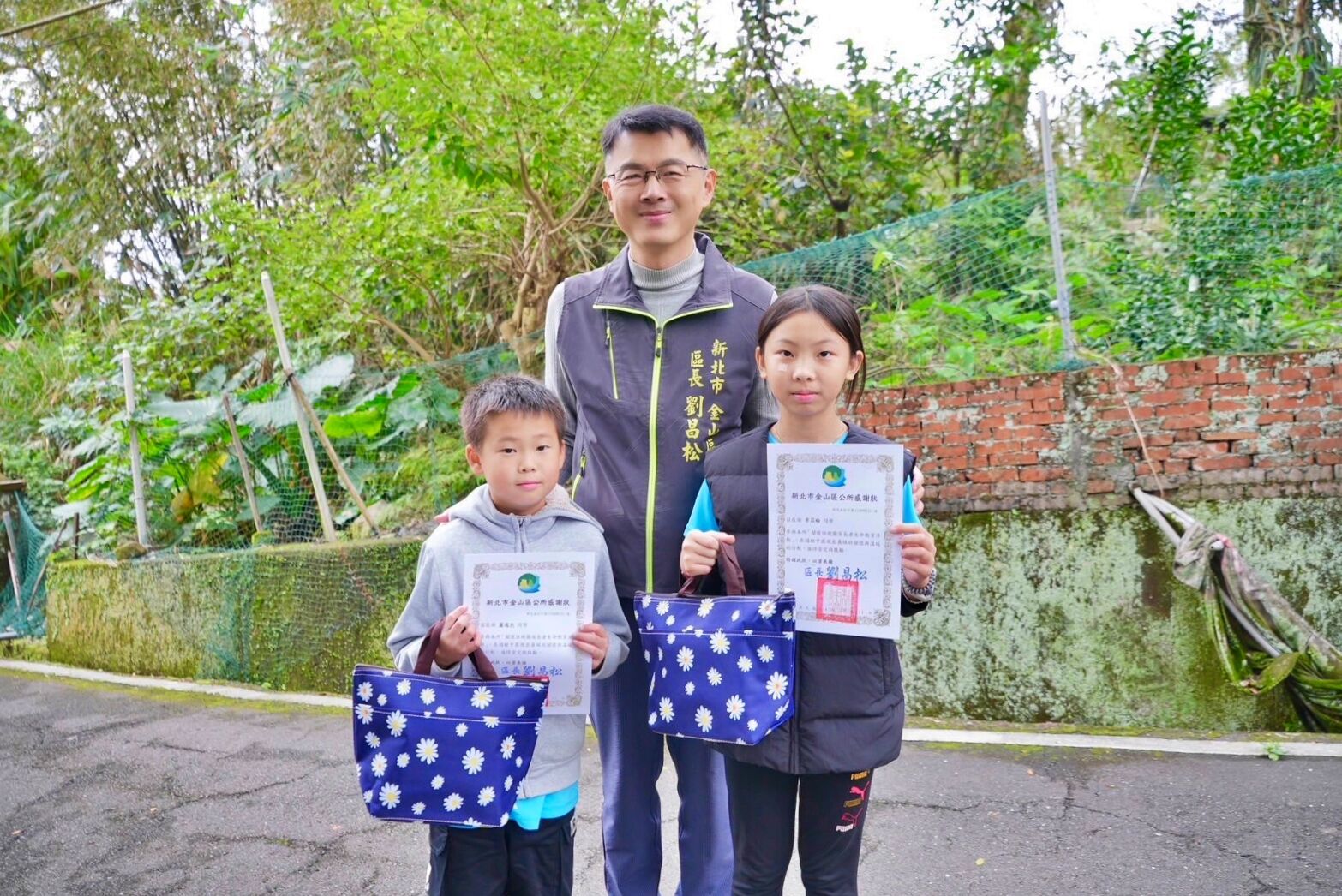 ▲金山學童暖心訪視獨居長者 區長劉昌松:打造共融關懷社區。(圖/新北市金山區公所提供)