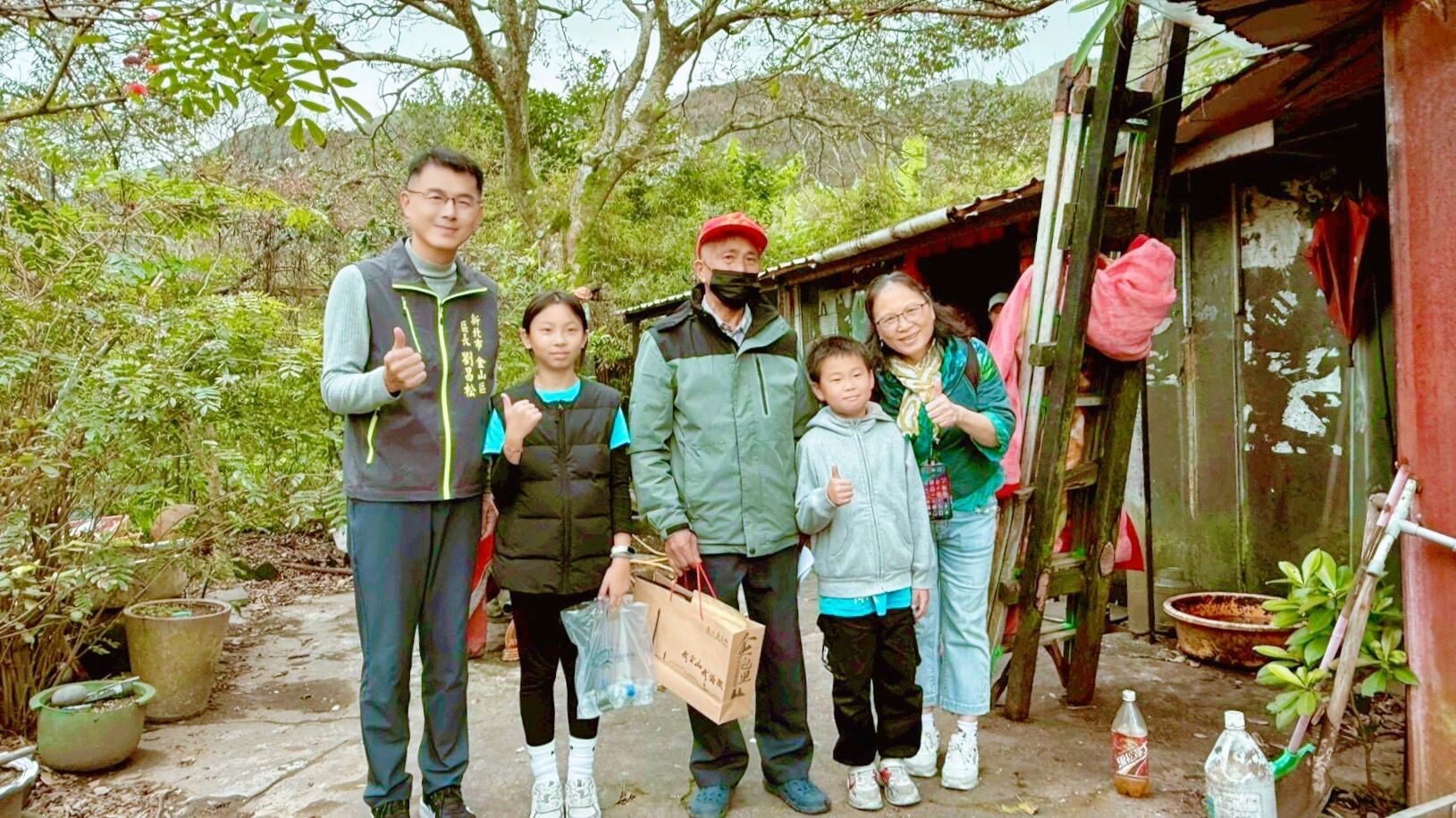 ▲金山學童暖心訪視獨居長者 區長劉昌松:打造共融關懷社區。(圖/新北市金山區公所提供)