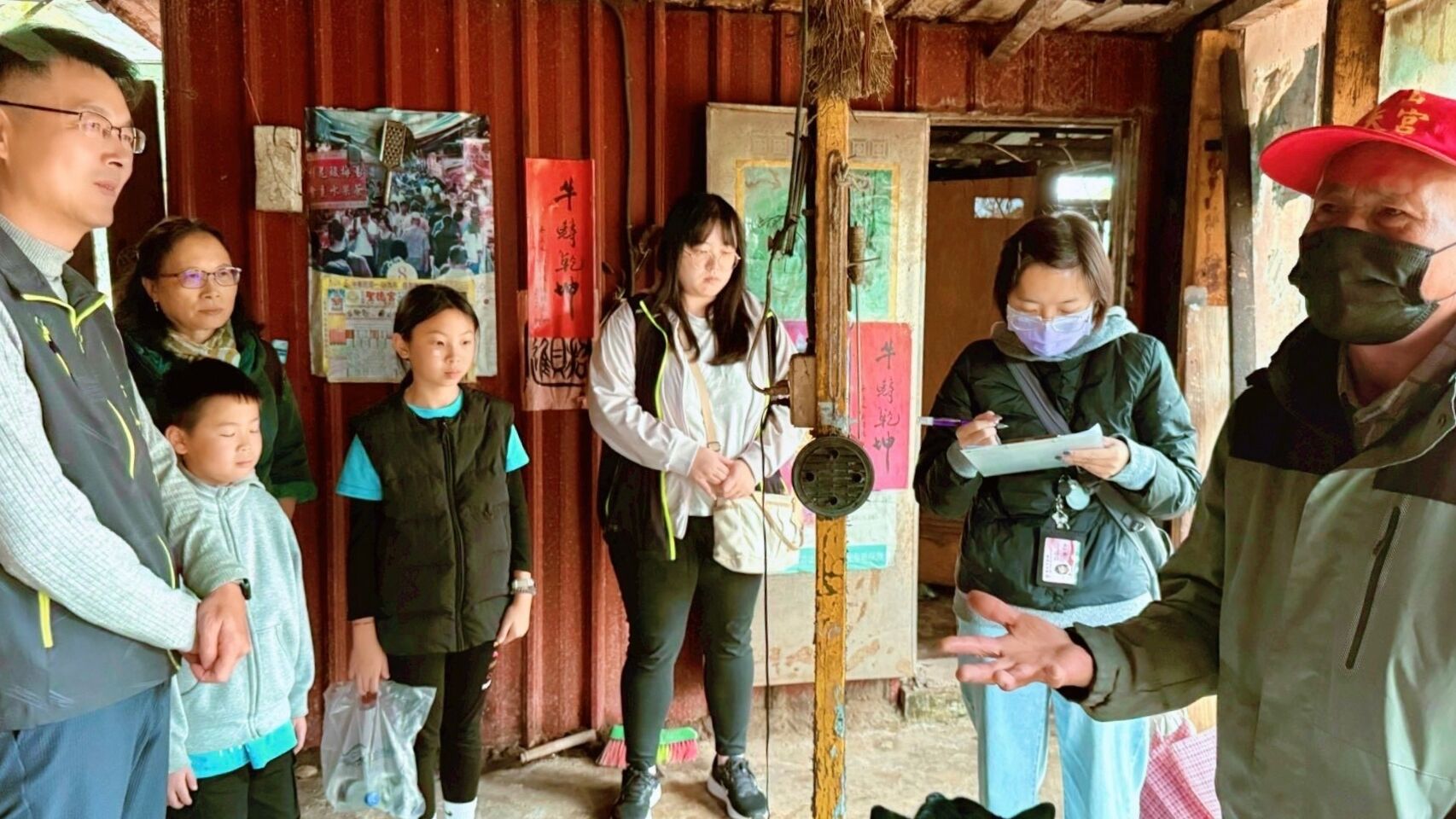 ▲金山學童暖心訪視獨居長者 區長劉昌松:打造共融關懷社區。(圖/新北市金山區公所提供)